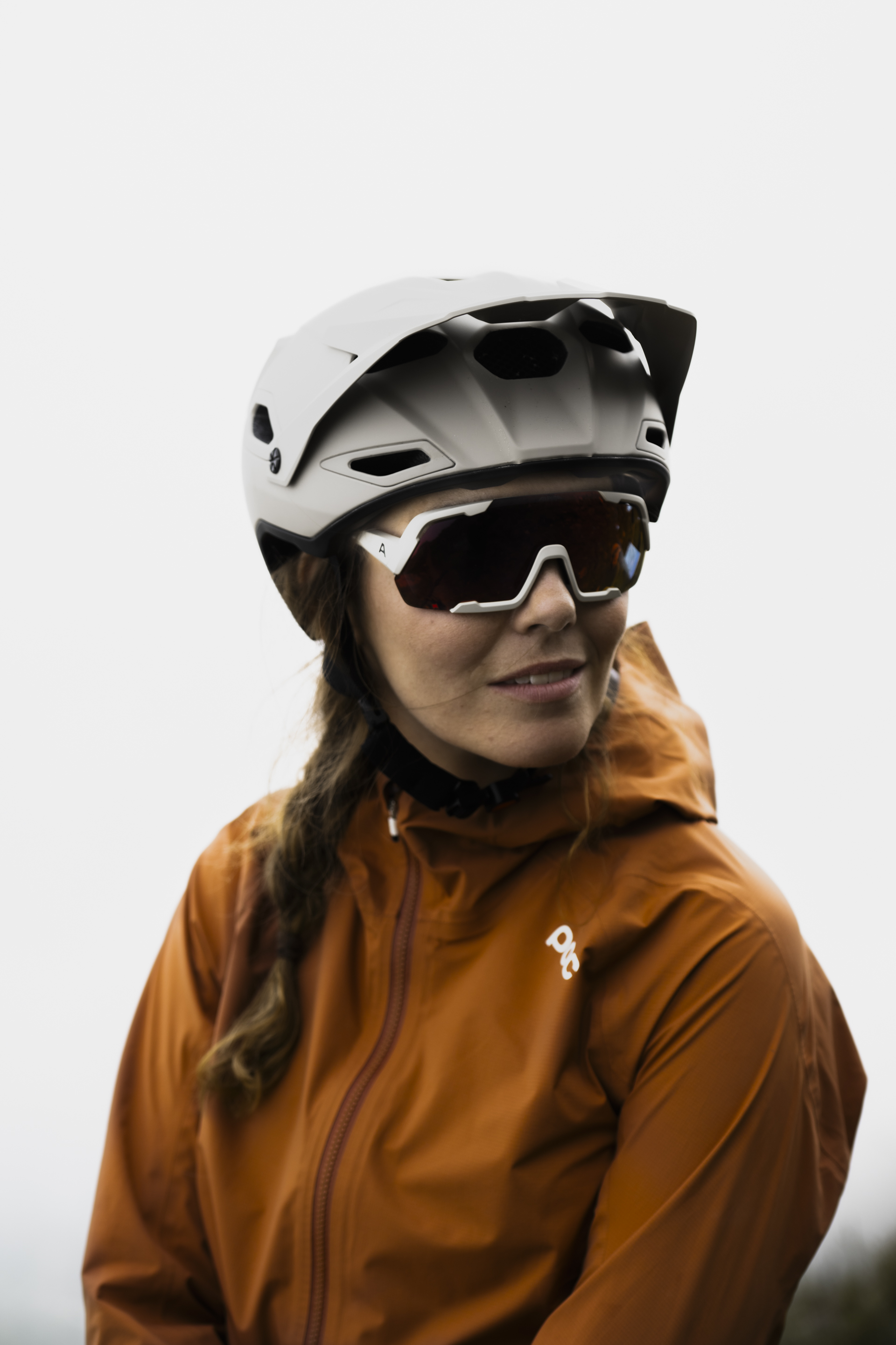 Fahrradfahrerin mit Helm