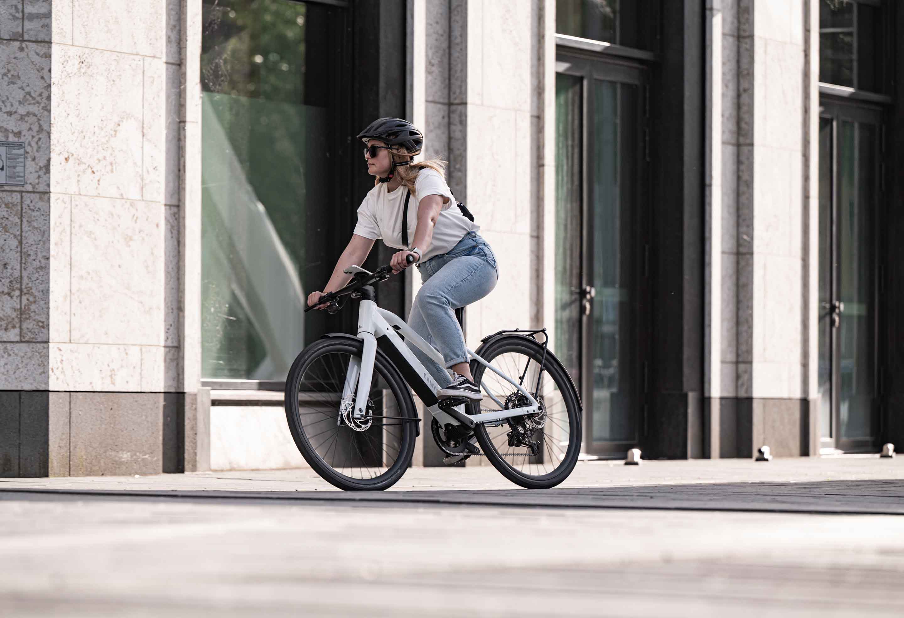 Fahrradfahrerin fährt um eine Kurve