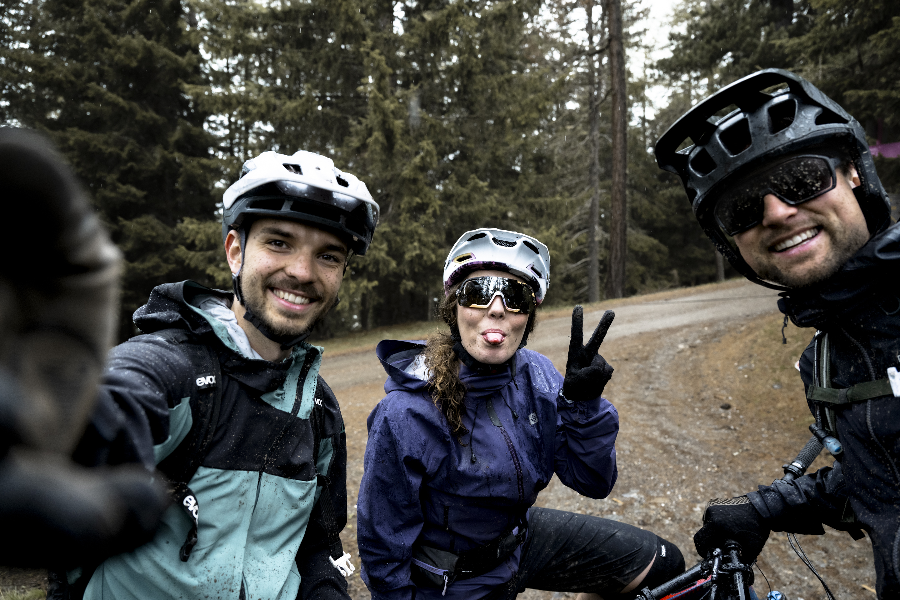 Gruppe von Fahrradfahrer*innen grüßt in die Kamera