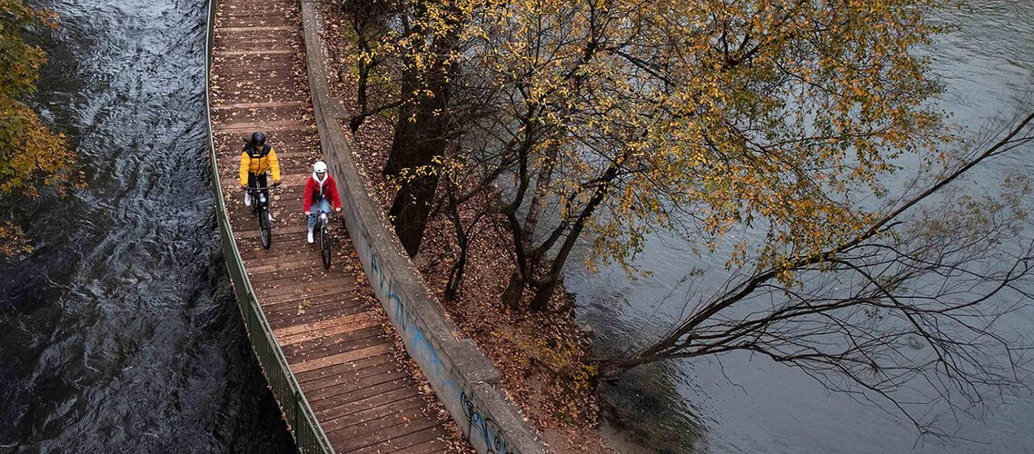 Fahrradfahrer mit E-Bikes auf einer Brücke